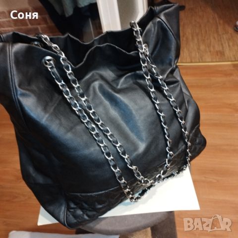 Дамска чанта в черно, кожена с  дръжки  тип верижки, снимка 1 - Чанти - 46474890