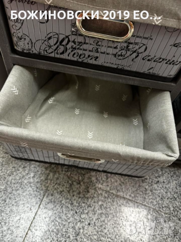 Дървени шкафчета в сиво с кошници от текстил, снимка 3 - Шкафове - 52349165