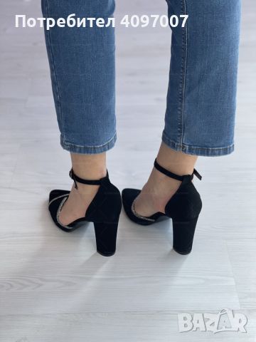 Дамски затворени сандали с ток и бляскави линии, отразяващи вашия уникален стил
