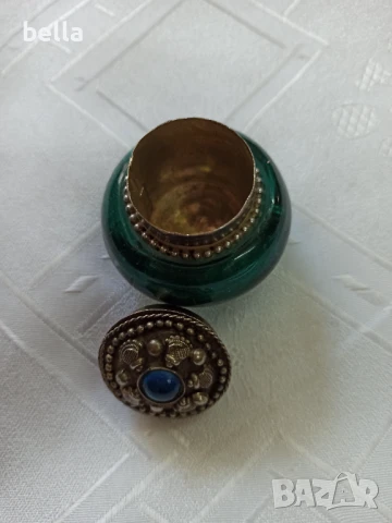 Малка антикварна кутийка красив зелен камък при основата орнаменти при капака височина 5 см , снимка 5 - Антикварни и старинни предмети - 50468306