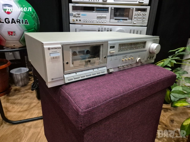 Касетен дек HITACHI D-85s с отличен външен вид, без липси и надрасквания + подарък, снимка 2 - Декове - 53193341
