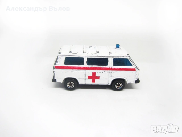 Метална количка Matchbox Volkswagen Transporter 1:62 Линейка, снимка 7 - Колекции - 53059445
