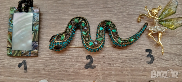 Брошка, Брошки,Колие,Медальон Chanel, Van Cleef, Miu Miu, Cristian Dior , снимка 2 - Други - 52046414