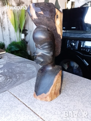 Женска фигура от африканско черно дърво