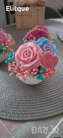 ръчно изработени сапунени свещи в чаша