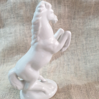 Красива порцеланова фигура на кон, снимка 4 - Антикварни и старинни предмети - 45032547