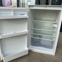 Малък хладилник за вграждане Siemens, снимка 1 - Хладилници - 44975073