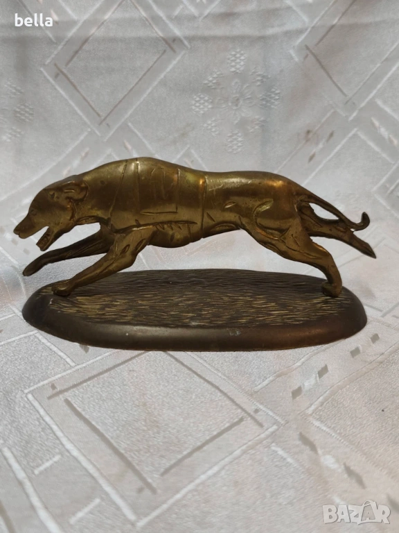 Бронзова пластика на състезателна хрътка,дължина  на основата 16 см., снимка 1