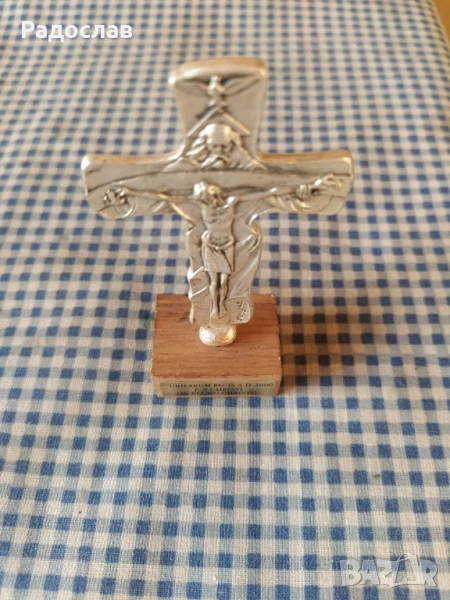 малък настолен кръст с разпятие , снимка 1