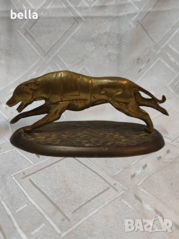 Бронзова пластика на състезателна хрътка,дължина  на основата 16 см.