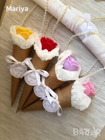 Красив букет с ароматно цвете от восък и крафт хартия  , снимка 3 - Изкуствени цветя - 51279385