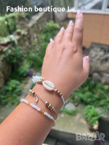 Комплект от 3 броя гривна за крак или ръка с мида , мъниста и помпон в бял цвят и златни елементи 🤍