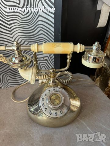 Стар колекционерски телефон с часовник 