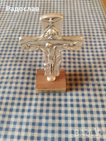 малък настолен кръст с разпятие 