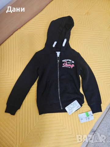 Продавам чисто НОВ оригинален детски суичър Reserved, черен с качулка