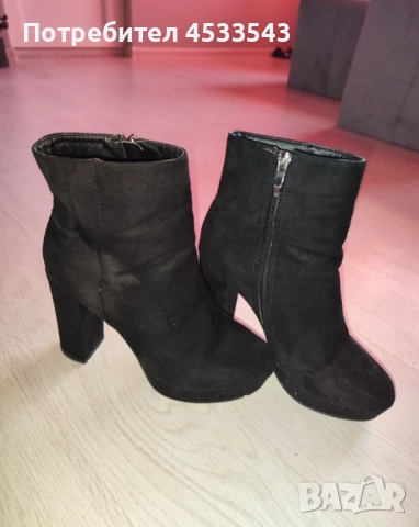 Черни велурени боти на ток