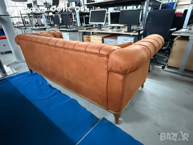Класически диван Chesterfield кафяв набукова кожа внос от Германия, снимка 3 - Дивани и мека мебел - 53433902