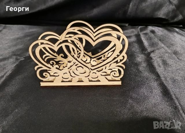 Декоративен дървен салфетник „Сърца“ – ръчна изработка