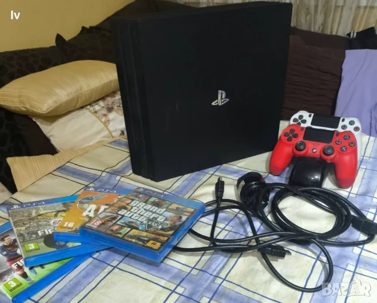 Ps4 Pro с два контролера+4 игри подарък , снимка 1