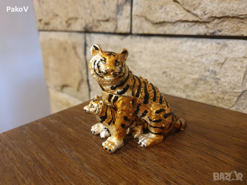Бижутерка "Тигрица с Малко", снимка 1