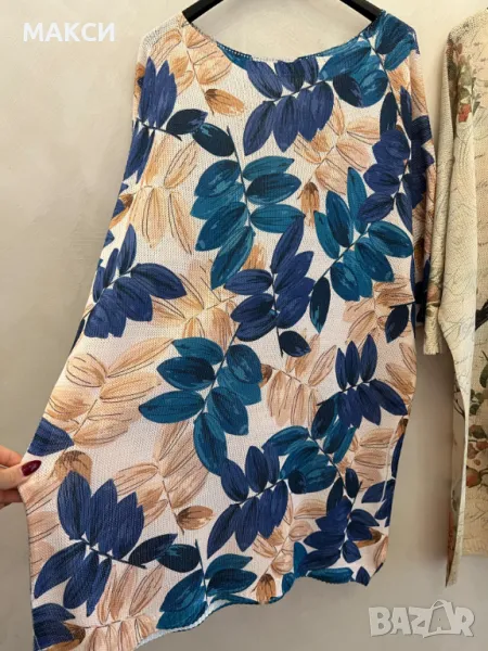 Модерен макси разтеглив блузон с лодка деколте и прилеп 3/4 ръкави в бяло със сини+бежови листа/първ, снимка 1