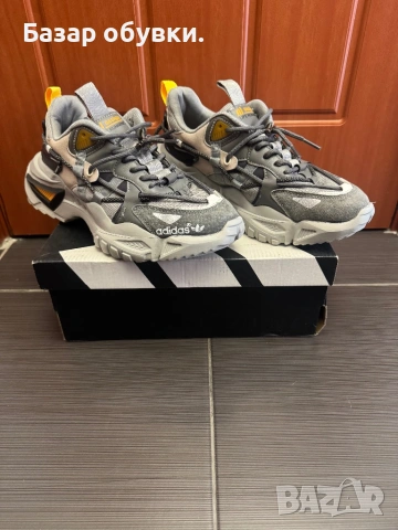 Обувки Adidas.