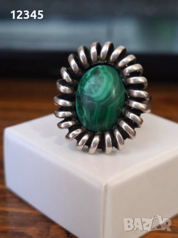 Стар сребърен пръстен с естествен малахит 