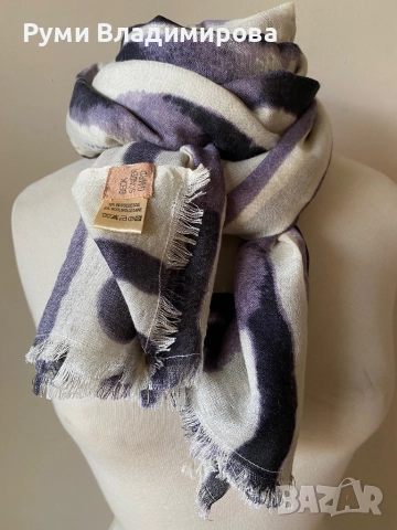 Бял шал с лилави мотиви с 50 % вълна и 50 % коприна, Beck Sondergaard, снимка 3 - Шалове - 52821233