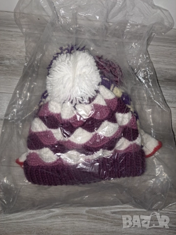 Ръчно плетена шапка двуцветна модел мартеница федора с голямо цвете, снимка 8 - Шапки - 52693293