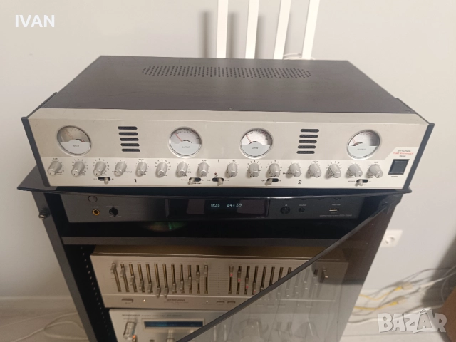 Продавам phonic T8300