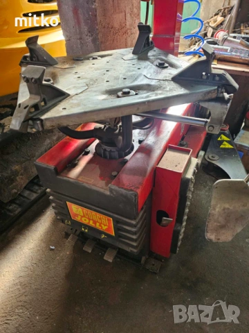 Машина за монтаж и демонтаж на гуми НОВА Corghi