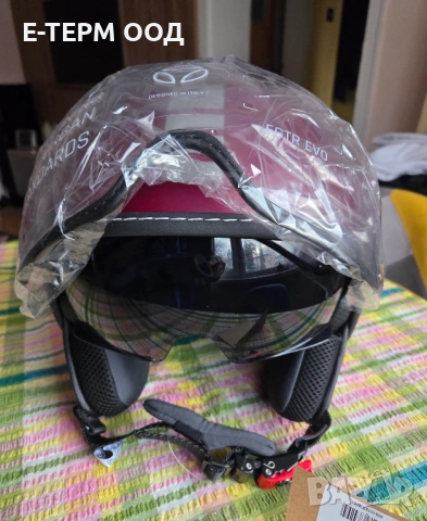 Продавам мото каска МОМО , снимка 3 - Части - 53189595