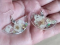 стилни обеци от епоксидна смола с вградени естествени цветя., снимка 3