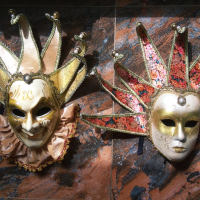 Венециански маски ръчно изработени и оцветени . Може и на стена да се позиционират , снимка 1 - Декорация за дома - 45035228