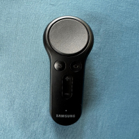 Samsung Gear VR Controller ET-YO324 - контролер за управление на Samsung Gear VR очила (черен), снимка 2 - Други - 44950733