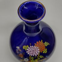 Малка китайска ваза в кобалтово синьо украсена с букет от цветя, подчертани със злато., снимка 4 - Вази - 45194313