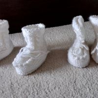 Плетени бебешки шапки, ръкавички, терлички, снимка 3 - Бебешки чорапи - 45222713