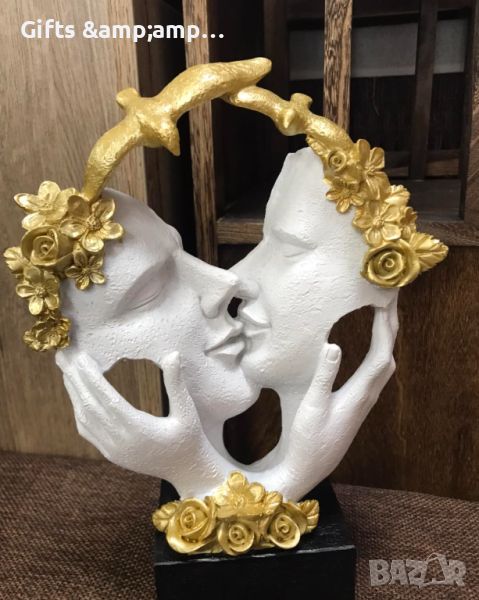 Статуетка Влюбена двойка - от полирезин в бяло и златно, снимка 1