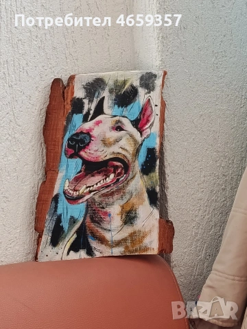 Ръчно рисуван булдог върху дървена плоскост 