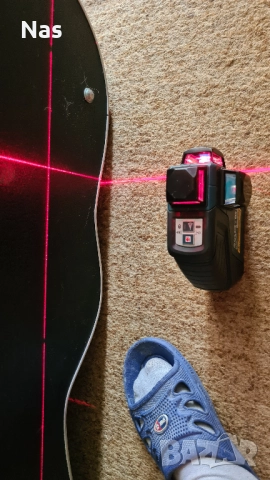 Продавам лазерен нивелир Bosch GLL 3-80P с неработещ един лъч, снимка 2 - Измервателни инструменти - 51564620