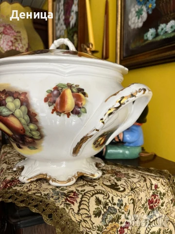Един ослепителен красавец♥️ Бял порцелан, плодов мотив, красиви дръжки и впечатляващо столче. , снимка 8 - Други - 51304948