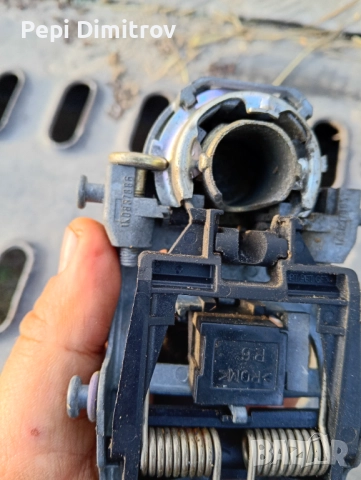 предна дясна дръжка  VW Golf Mk5 / Plus / Jetta 1K0837886, снимка 2 - Части - 52820636