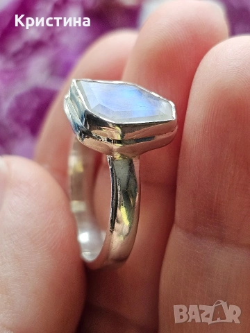 Сребърен пръстен с Лунен камък