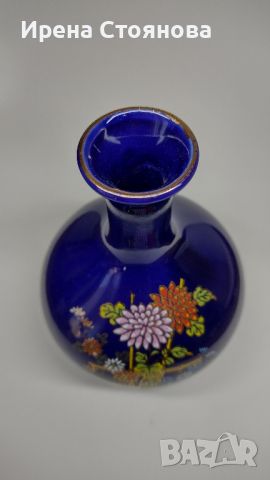 Малка китайска ваза в кобалтово синьо украсена с букет от цветя, подчертани със злато., снимка 4 - Вази - 45194313