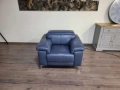 Син кожен фотьойл с електрически релаксиращ механизъм, снимка 1