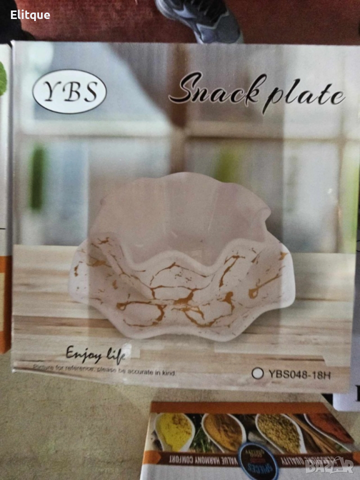 Луксозен комплект: Купичка с чинийка в бял цвят със златни елементи напомнящи за мрамор, снимка 1