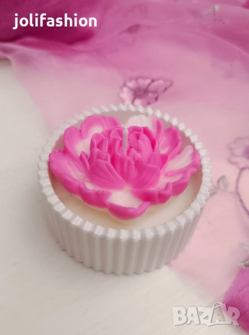 Соеви свещи и букети от восъчни цветя