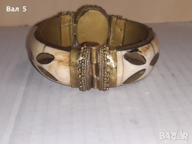 Стара бронзова гривна с кост и полускъпоценен камък, снимка 3 - Антикварни и старинни предмети - 50326536