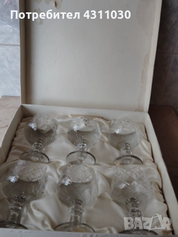 Нови кристални чаши в червена кадифена кутия от 80-те години, снимка 3 - Сервизи - 54203941