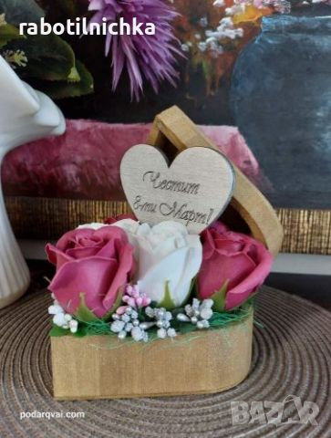 Дървена кутия сърце със сапунени цветя в бяло и тъмно розово, снимка 2 - Сувенири от дърво - 45616660